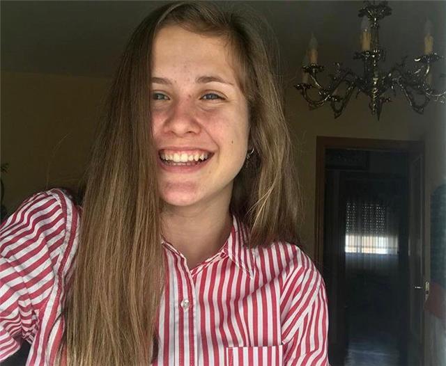 Profesora de lengua castellana y literatura, así como de matemáticas, naturas y sociales para niños de educación primaria