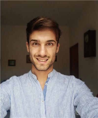 Salve! Sono uno studente universitario amante dell'inglese con una media di 9.00/10, sono pronto ad insegnarti tutto quello che so