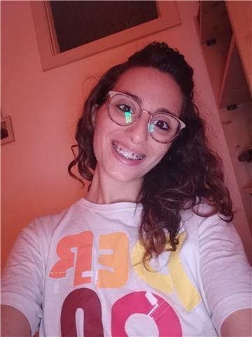 Sono quasi laureata, provengo da un liceo classico. Impartisco lezioni private su tutte le materie di liceo e medie