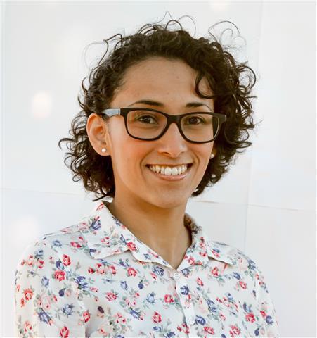 Profesora de inglés da clases a adultos