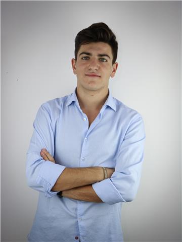 Laureando in Giurisprudenza, diplomato al liceo scientifico, impartisce ripetizioni a studenti di scuole elementari, medie e superiori