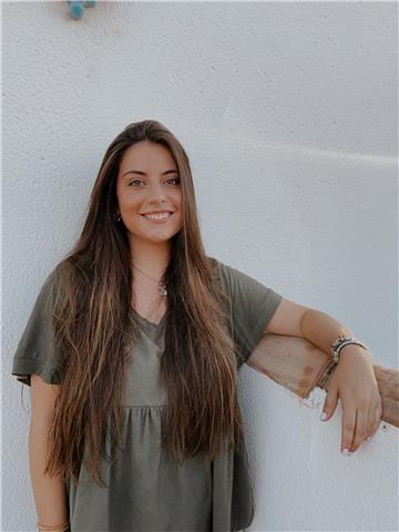 Profesora de inglés, lengua y literatura, historia y filosofía imparte clases a niños de primaria y secundaria