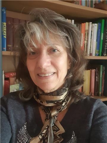 Sono una guida turistica, da oltre 30 anni lavoro con turisti di lingua francese e inglese. Ho studiato francese all'Università di Grenoble e inglese in Irlanda. Amo insegnare, soprattutto ai bambini e ragazzi delle medie.
Disponibile per ripetizioni, anc