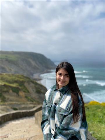 Profesora de matemáticas, inglés... de educación primaria o eso ofrece clases en vitoria-gasteiz. ofrezco también clases para los grados de auxiliar de enfermería e higienista buco dental