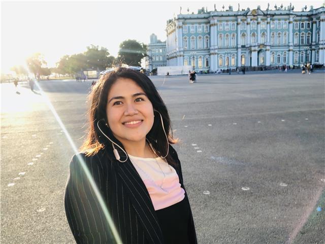 Profesora de inglés que ayudará a que niños y jóvenes a volverse fluidos en el idioma