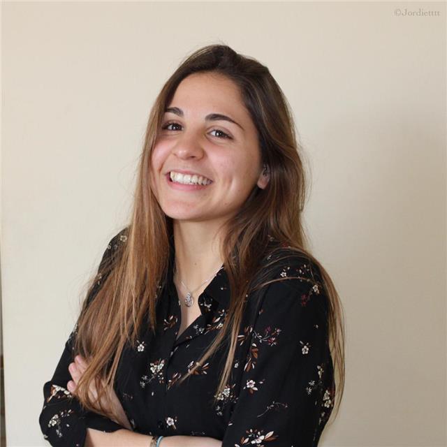 Me llamo alicia, imparto clases de castellano, catalán, historia y mates para niños desde 8 años hasta 16 
soy una persona con bastante paciencia y que adora enseñar y ayudar a otros