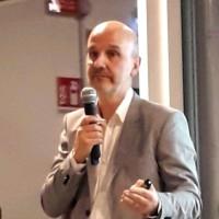 esperto e amante della storia, dalla antica a quella contemporanea, guida lo studente attraverso l'affascinante conoscenza della materia con collegamenti interdisciplinari che la rendono attraente e interessante