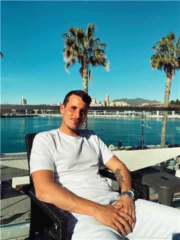 Entrenador personal y monitor sala fitness por la asociación balear de entrenadores personales. más de 6 años de entrenos pautados y conocimiento extenso de técnicas, tablas y adherencia a los procesos, lo considero la parte mas importante de cualquier pl