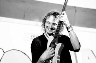 Per tutti i livelli. jazz, blues, country, finger-style. studio dell armonia. 
chitarrista professionista dal 1989.
touring artist. a fianco di artisti di livello internazionale. didatta presso numerosie scuole in italia e all'estero