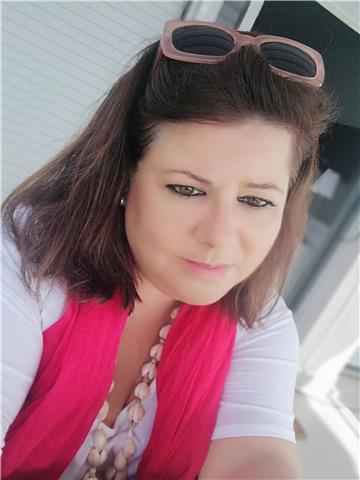 Doy clases de francés para niños y adultos en mi casa. también hago grupos