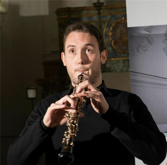Insegnate di oboe,solfeggio e pianoforte. Laureato in conservativo in discipline musicali