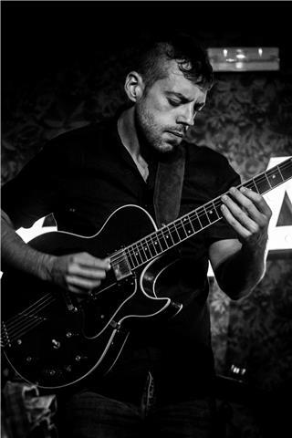 Clases de guitarra y/o teoría musical. titulación oficial y experiencia demostrable