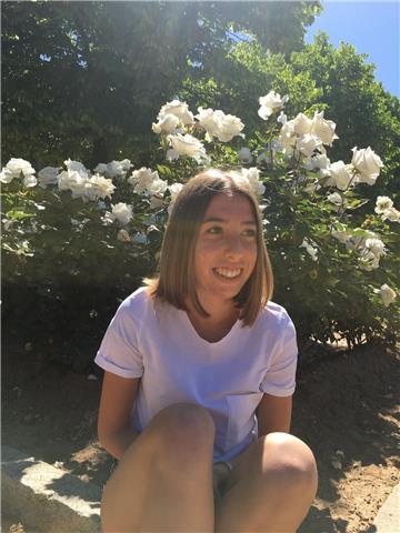 Studentessa universitaria diplomata al liceo linguistico e con diploma esabac (diploma francese)