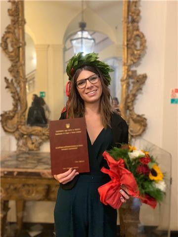 Laureata in  lingue  impartisce lezioni di inglese e francese