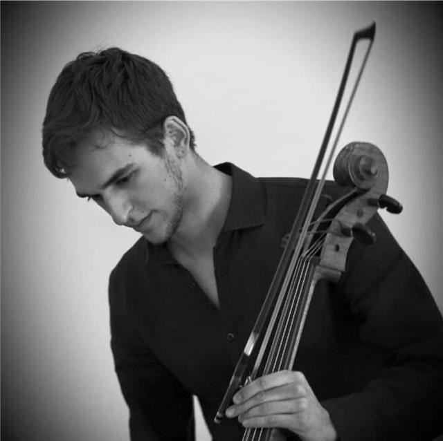 Professore dʼorchestra impartisce lezioni di violoncello in presenza livello avanzato. Preparazioni esami dʼammissione conservatoriali