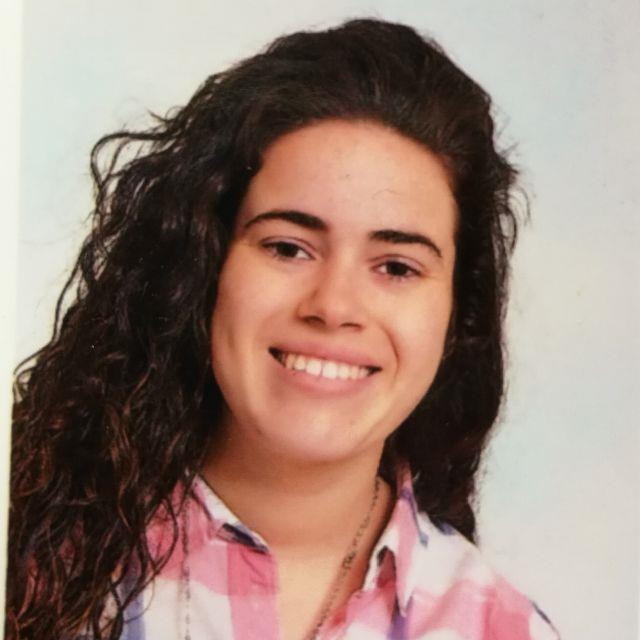 Estudiante de 2° tafad y titulada en mat con prácticas hechas en un campamento.
llevo jugando a fútbol sala desde hace 8 años y me gustaría trasmitirlo y que los niños hagan deporte