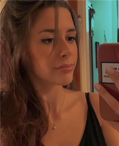 Studentessa offre assistenza allo studio per elementari e medie