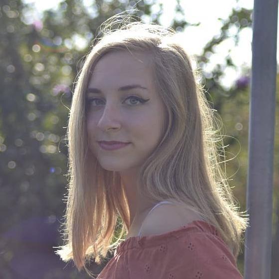 Ragazza diplomata in ragioneria dà ripetizioni di inglese livello C1 per elementari, medie o superiori