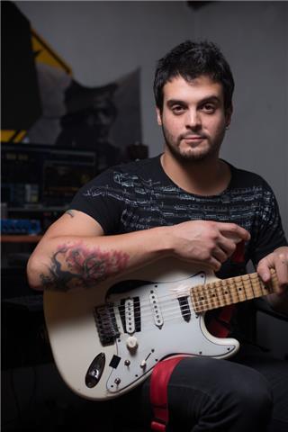 Profesor profesional de guitarra y musica, con mas de 20 años dedicado. Clases particulares online y a domicilio