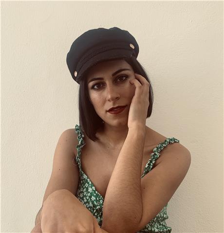 Soy maestra de infantil, pero tengo conocimientos para impartir clases hasta 2 de la eso. he dado clases durante muchos años y me encantan los niños y trabajar con ellos