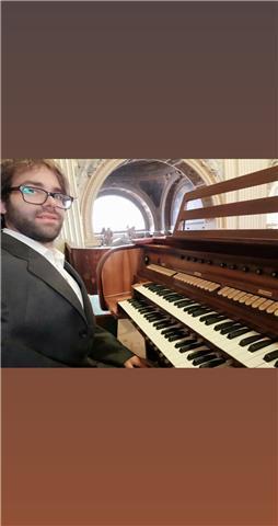 Insegnate di Musica specializzato in Pianoforte ed Organo offre lezioni private in presenza a Roma ed online