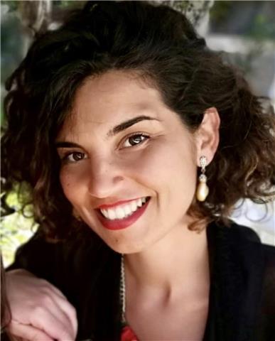 Insegnante madrelingua italiana, laureata in scienze biologiche molecolari all’università di Pisa, impartisce da anni lezioni di scienze a bambini di scuola elementare e ragazzi di scuole medie e superiori.
Avendo frequentato il liceo classico prima e ave