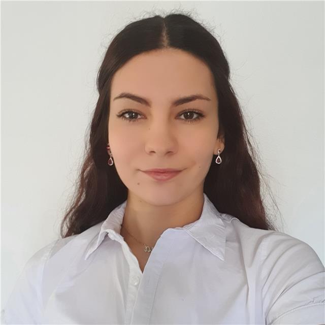 Buongiorno a tutti!
Mi chiamo Ana Maria e sono una studentessa di lingue. Offro ripetizioni o lezioni di lingua inglese a bambini fino alla terza media. Ho già avuto esperienze di questo genere e sono abituata a stare con i bambini. 
Mi piace trasmettere 