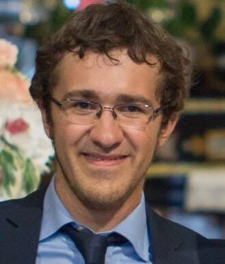 Giovane laureato in scienze politiche e delle relazioni internazionali offre lezioni di inglese a domicilio. Per maggiori informazioni contattare il seguente numero