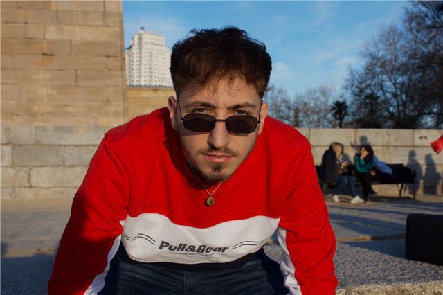 Profesor imparte clases de matemáticas a nivel de primaria, y eso