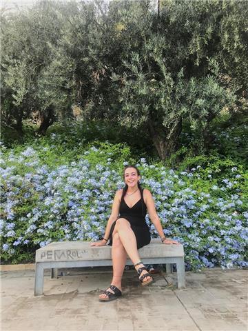 Soy una chica de 21 años de pamplona estudiando en bilbo, y me encantaría impartir clases particulares, vía online o presencialmente