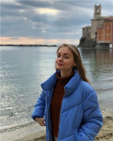 Studentessa universitaria, già laureata e iscritta alla specialistica, impartisce lezioni a studenti di elementari, medie e superiori