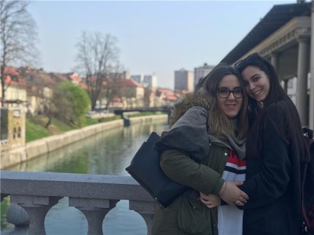 Ragazza studentessa di economia con la passione per la matematica! 
Faccio ripetizioni a dei bambini delle medie e ad una ragazza del 5* superiore