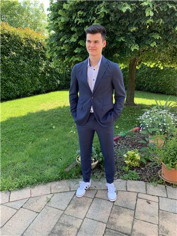 Sono un ragazzo madrelingua spagnola, studio ingegneria a Udine, e mi piacerebbe insegnare tramite lezioni private la lingua spagnola e inglese