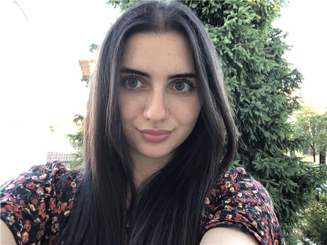 Ragazza quinto anno liceo linguistico, sono molto fluente in inglese, perché ho sempre avuto la passione per le lingue straniere