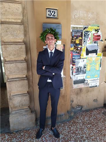 Laureato in Filologia classica con 110/110 con lode offre lezioni private di latino e greco