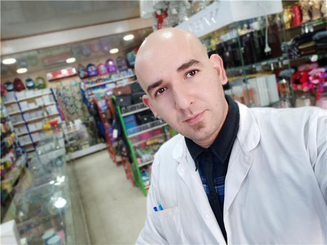 Pharmacien et étudiant en Master. J'offre des cours en Maths tous les niveaux ; mais aussi en physique, sciences et anglais