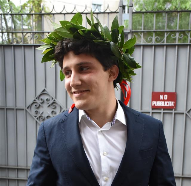 Laureato magistrale in filosofia impartisce lezioni di matematica e fisica a studenti del liceo