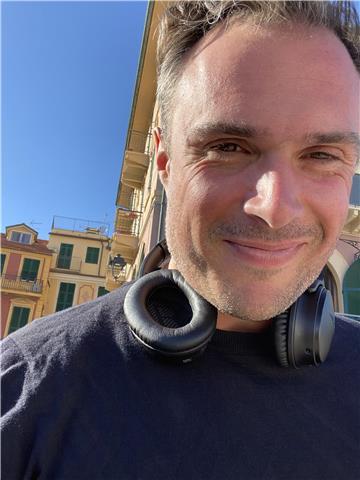 Lascia che l'inglese fiorisca in te! Insieme a me leggerai testi di grande ispirazione per la tua vita e il tuo business. Prenota ora la tua lezione prova! Andrea