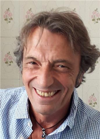 Il mio background unico mi dà una comprensione speciale delle sfide che uno studente affronta nell'apprendimento di un buon inglese per scopi sociali e professionali.
Dopo aver ottenuto diverse qualifiche TEFL, ora sono ancora meglio qualificato per inseg