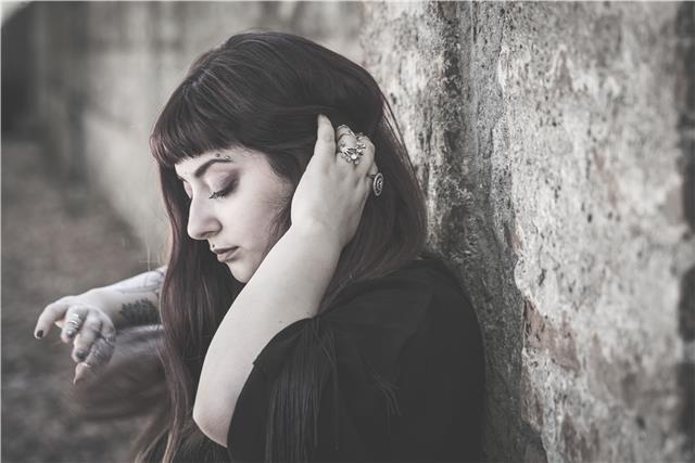 Sono un'artista di 24 anni laureata in Pittura all'Accademia di belle Arti di Torino. 
Ho 3 anni di esperienza nell'insegnamento di disegno e pittura con specializzazione in ritratti, sia per bambini-ragazzi, che adulti