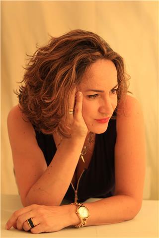 Profesora de pintura licenciada en bellas artes