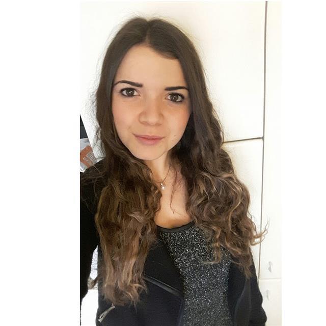 Laureanda in scienze e tecnologie alimentare impartisce lezioni a ragazzi delle scuola elementari, medie e superiori (materie scientifiche)