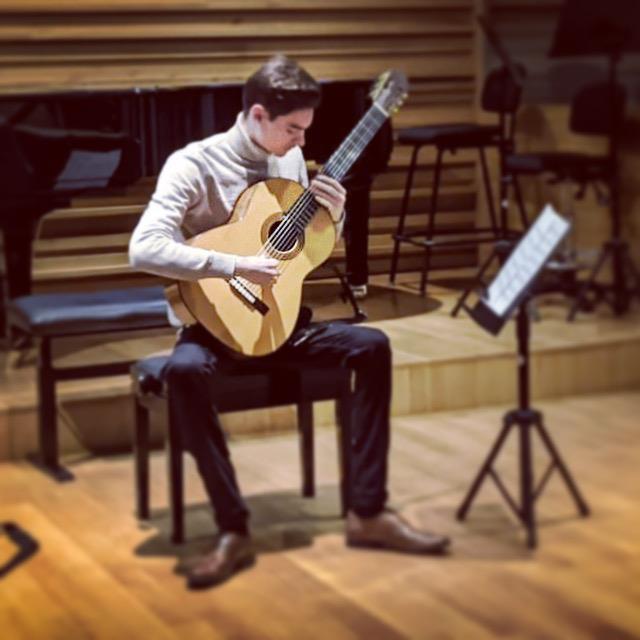 Profesor de guitarra con titulación superior ofrece clases de guitarra. para todas las edades y niveles