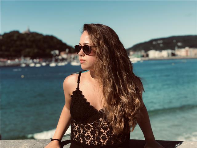 Profesora de baile urbano formada en diferentes estilos. impartiría clases particulares a personas de 12 años en adelante