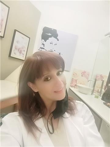 Laureata in dietetica, impartisce lezioni di biologia, chimica, anatomia, igiene a studenti delle scuole medie e superiori