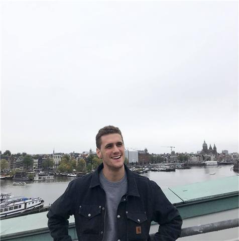 Studente diplomato al Liceo Classico, con ottima conoscenza della lingua inglese, si offre per ripetizioni di Inglese, Italiano e in generale di materie umanistico. Garantisco puntualità e serietà nel servizio