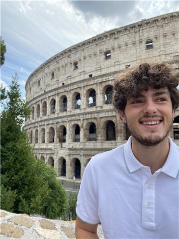 Laureando in ingegneria al politecnico di Milano impartisce ripetizioni di matematica e fisica, anche a livello universitario. A Milano in presenza ovunque Skype