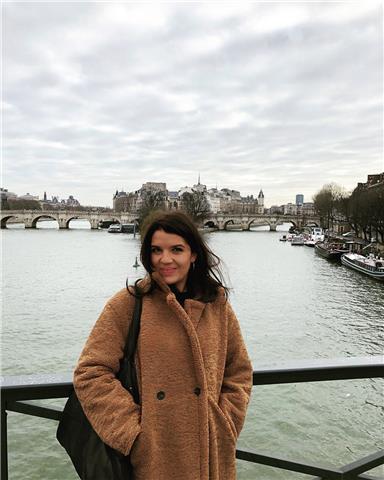 Profesora de francés en el liceo doy clases online. Soy francesa nativa y llevo 5 años viviendo en España. Bienvenidos :)