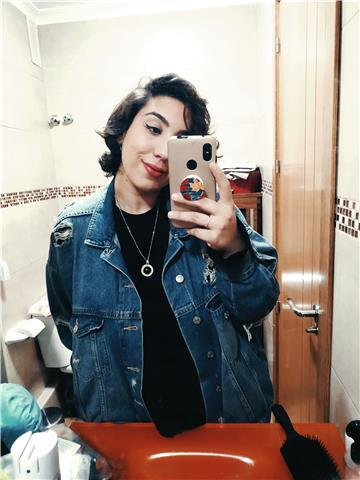 Me gusta mucho dar clases y animar a los alumnos a sacar buenas notas, además de matemáticas puedo ofrecer clases de inglés... historias... métodos de estudios, etc. muy simpática y flexible