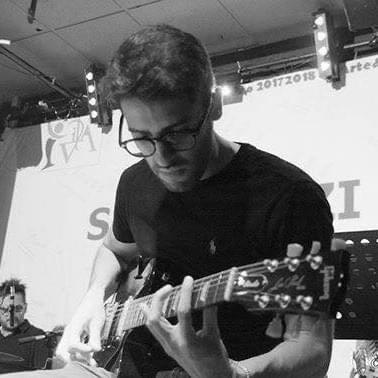 Insegnante di chitarra, teoria e armonia musicale e solfeggio